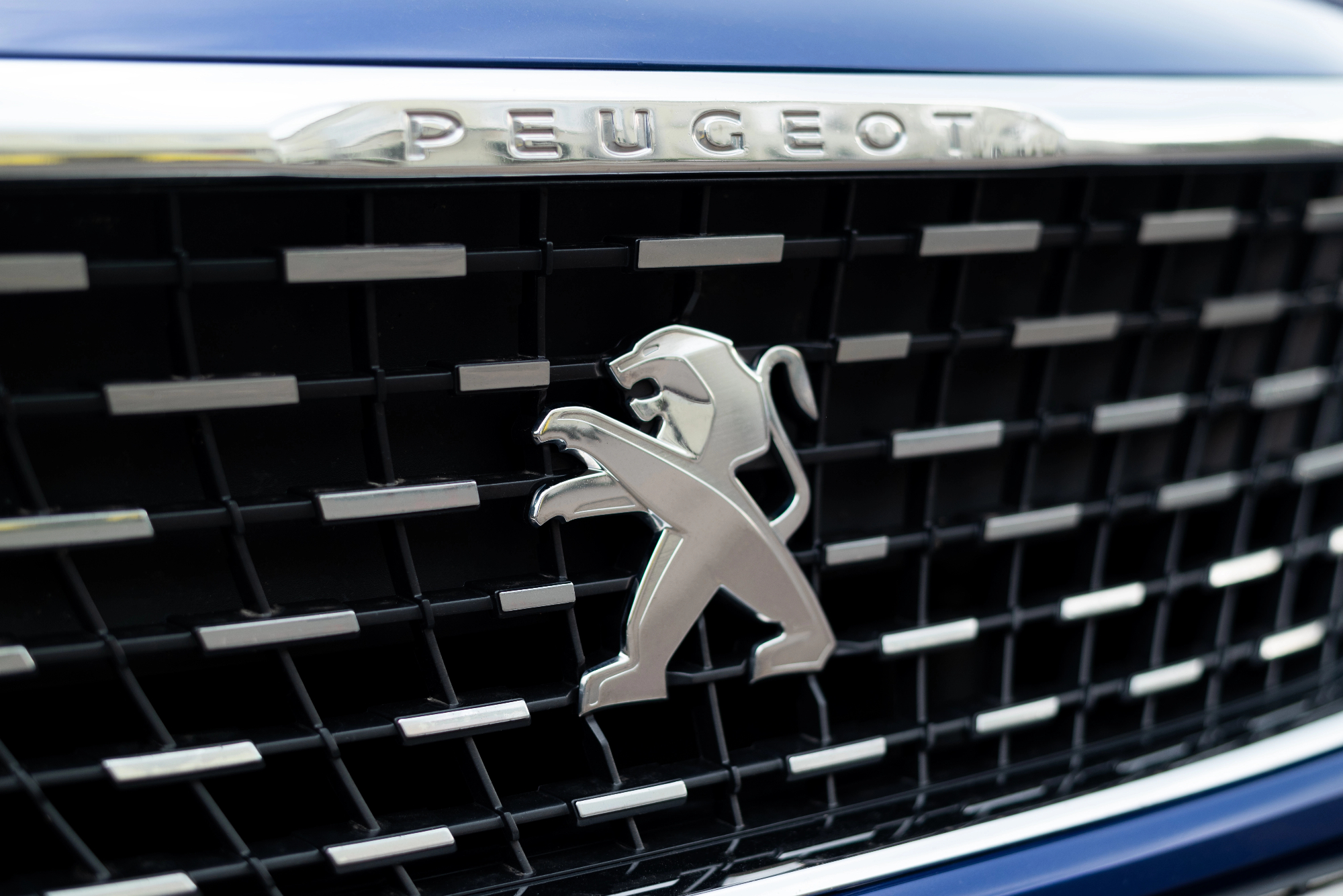 Na večerjo z novim avto Peugeot v temno modri barvi